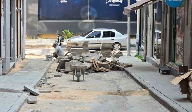 Bilecik'te 1 haftadır bitmeyen kaldırım yapımı esnafı çileden çıkardı