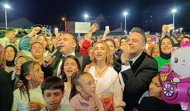 Bilecik'te Rumeli rüzgarı eserken, Orhan & Kemal kardeşler binlerce kadını coşturdu