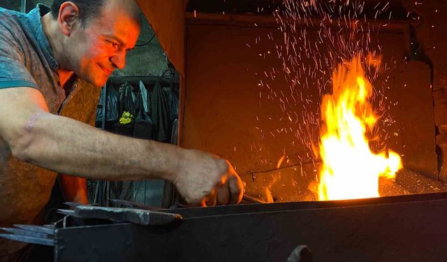 Bin 200 derecelik ateşte demiri sanata dönüştürüyorlar