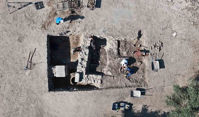 Bin 500 yıllık dibek ve bin 300 yıllık depo küpleri bulundu