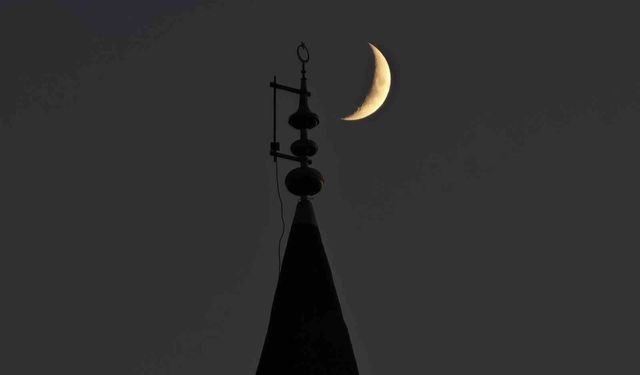 Bitlis'te gökyüzündeki hilal ile minaredeki hilal aynı karede