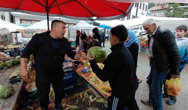 Bolu'da hayırsever esnaf 1 ton karpuzu 1 saatte ücretsiz dağıttı