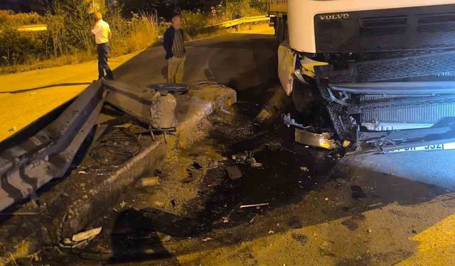 Bolu'da kontrolden çıkan tır bariyerlere çarptı