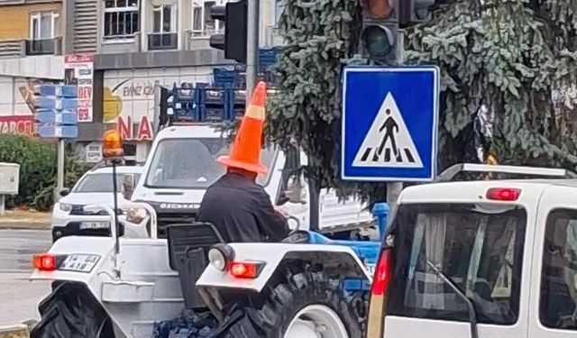 Bolu'da traktör sürücüsünden yağmura karşı 'dubalı' önlem