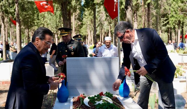 Burhaniye de Şehitlikler ziyaret edildi