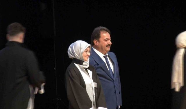Bursa İl Emniyet Müdürü Gökce kızına diplomasını elleriyle verdi