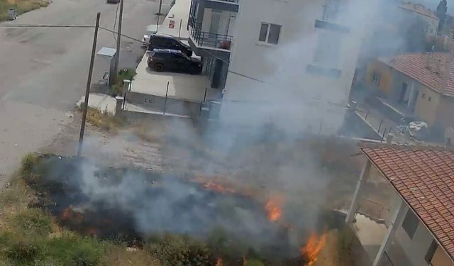 Çocukların maytapla çıkardığı ot yangını kamerada