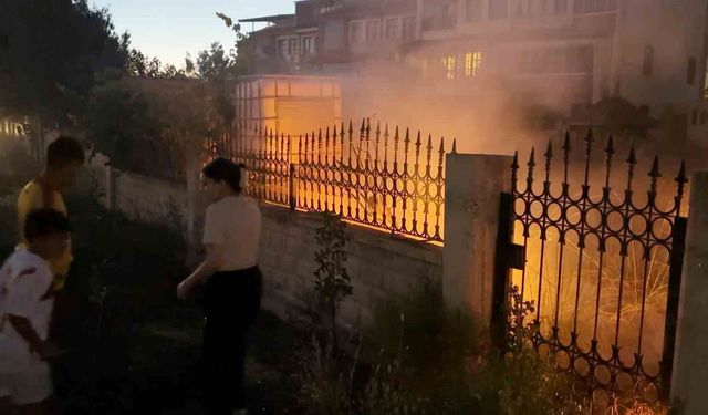 Çocukların su bidonlarıyla yangına müdahalesi kamerada