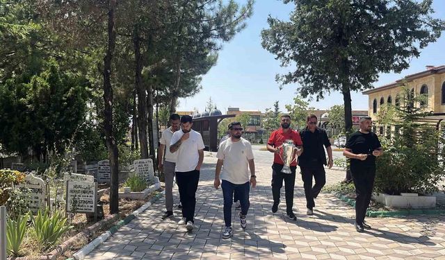 Çorum FK'nın şampiyonluk kupası, emektar gazetecisinin kabrine götürüldü