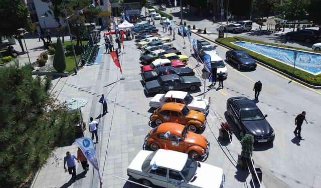 Çorum'da klasik otomobil rüzgarı: Vatandaşlar büyük ilgi gösterdi