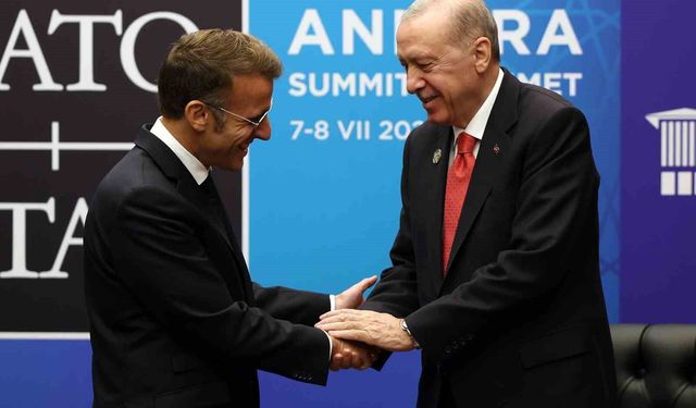 Cumhurbaşkanı Erdoğan, Macron ile Fransa'ya selam gönderdi