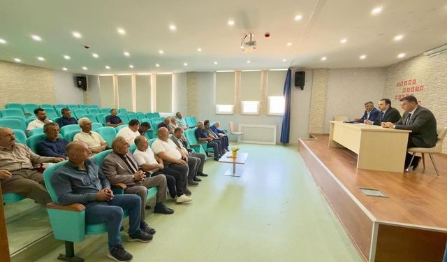 Demirözü'nde muhtarlarla değerlendirme toplantısı yapıldı