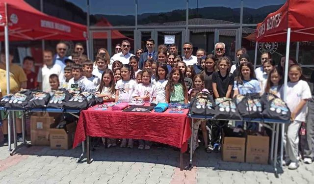 Devrek'te öğrencilere havuz malzemeleri hediye edildi