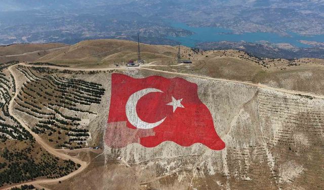 Dünyanın en büyük Türk bayrağı yeniden eski görkemine kavuştu