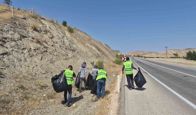 Elazığ'da 4 ton çöp toplandı