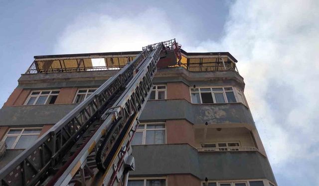 Elazığ'da 5 katlı binanın çatısında yangın: 1 kişi dumandan etkilendi