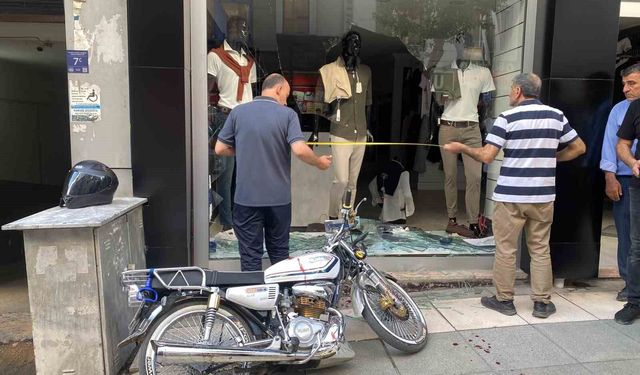 Elazığ'da otomobille çarpışan motosiklet mağazaya girdi: 1 yaralı