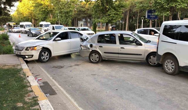 Elazığ'da zincirleme trafik kazası: 3 yaralı