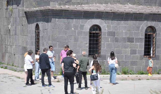 Ermenistanlı gazeteciler Kars'ı Keşfetti: Türkiye-Ermenistan medya değişim programı kapsamında tarih ve kültür turu