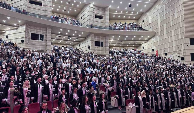 ERÜ İletişim Fakültesi 20. dönem mezunlarını verdi