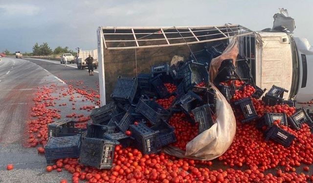Erzin'de domates yüklü kamyonet takla attı: 2 yaralı