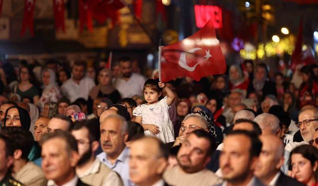 Esenler'de 253 metrelik bayrakla 15 Temmuz şehitleri anıldı