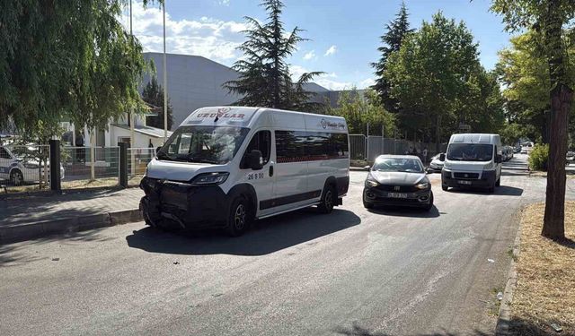 Eskişehir'de işçi servisi ile otomobil çarpıştı: 11 yaralı