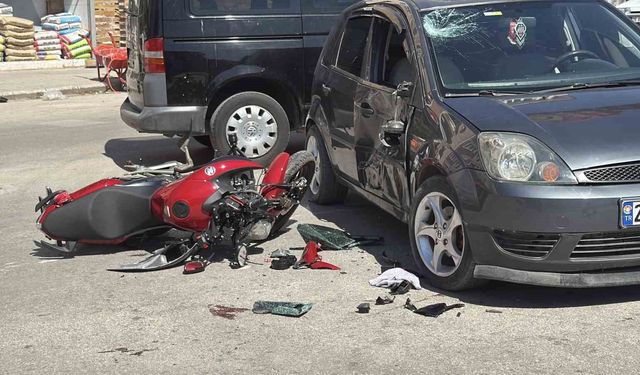 Eskişehir'de manevra yapan otomobile motosiklet yandan çarptı: 1 yaralı