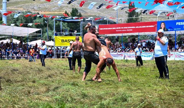 Feslikan Yağlı Pehlivan Güreşleri'ni Başpehlivan Erkan Taş kazandı