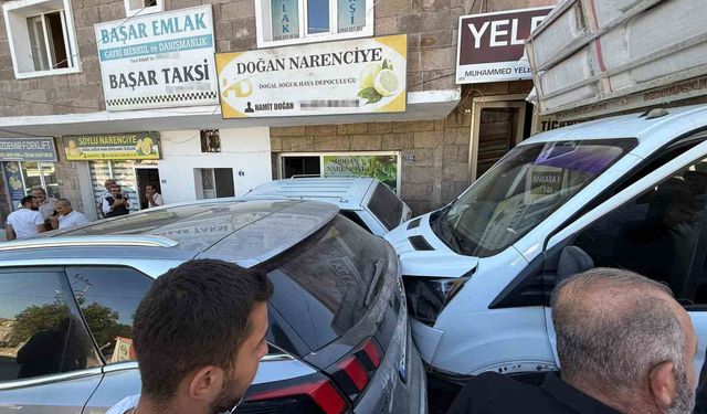 Freni boşalan kamyonet park halindeki araçlara çarptı