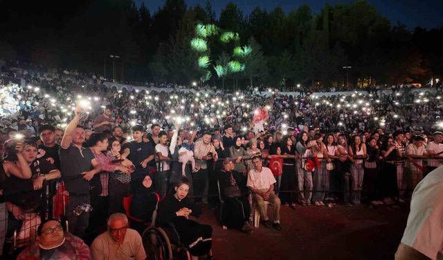 Gediz Tarhana Festivalinde Cengiz Kurtoğlu coşkusu