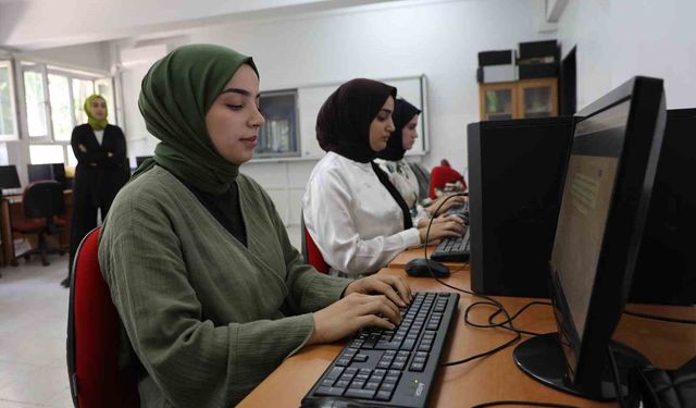 Geleceğin katipleri, klavye kursunda hayallerine hazırlanıyor