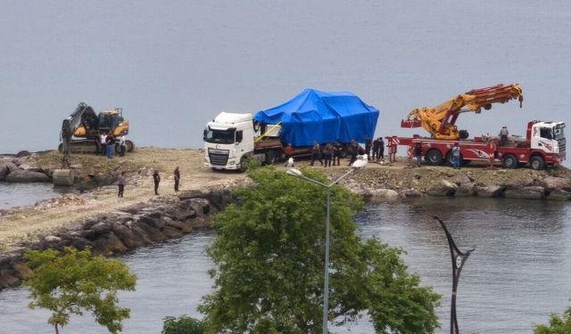 Giresun'da kayalıklara çıkan Sahil Güvenlik botu olay yerinden kaldırıldı