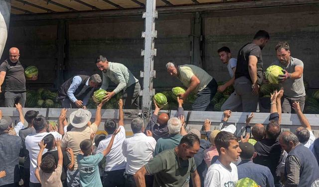 Hayırsever çiftçi 30 ton karpuzu ücretsiz dağıttı