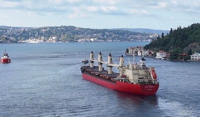 İstanbul Boğazı'nda makine arızası yapan gemi nedeniyle gemi trafiği durduruldu