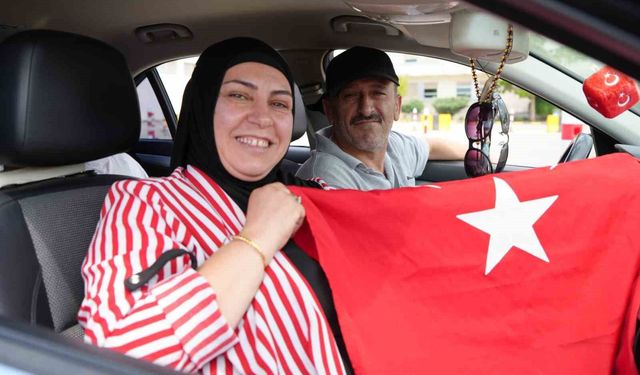 Kapıkule'den yurda giriş yapan gurbetçiler: 'Bayrağı görünce bütün yorgunluğumuz geçiyor'