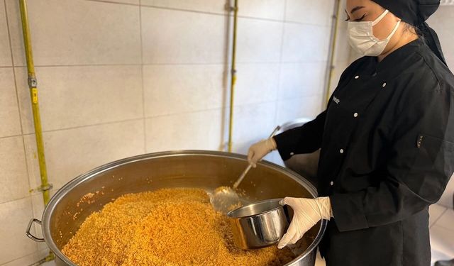 Karabük Belediyesinden her gün 430 kişiye sıcak yemek desteği