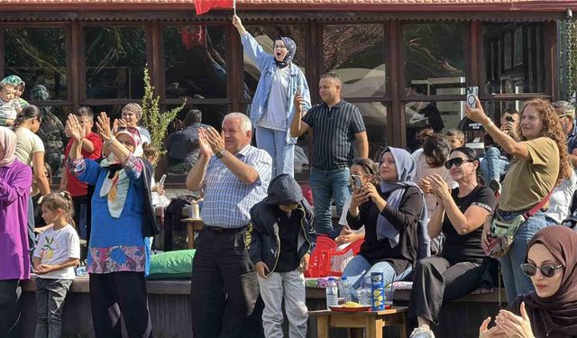 Karabük'te Filenin Sultanları'nın şampiyonluk maçı dev ekranda izlendi