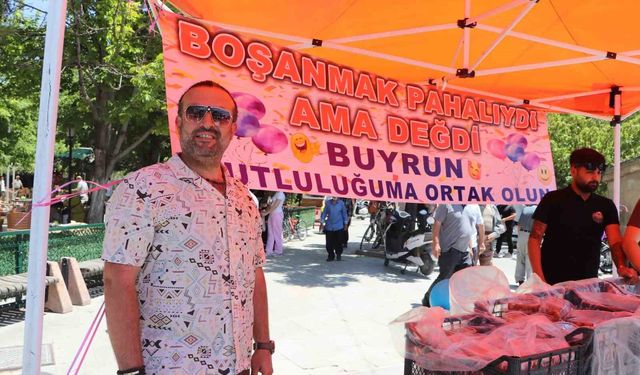 Karaman'da 11 yıllık evliliği sona eren gurbetçi, lokma dağıtarak boşanmasını kutladı