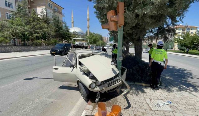 Karaman'da otomobil trafik lambasına çarptı: 1 yaralı