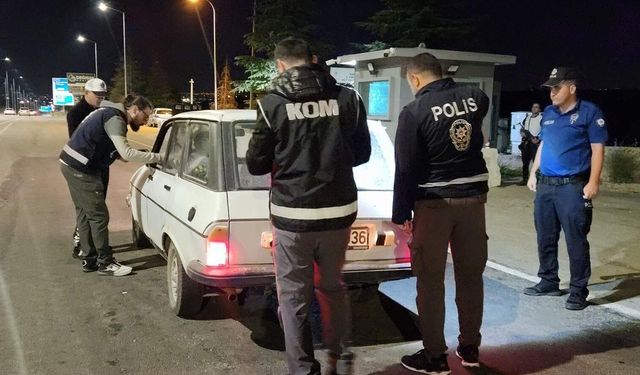 Karaman'da polisin denetimlerinde yakalanan 12 kişi tutuklandı
