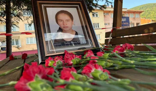 Karanfillerle anıldı: Tutku Burcu Köseoğlu için Kur'an-ı Kerim ve dua programı düzenlendi