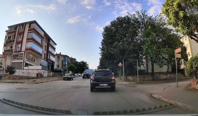 Karşı yönden gelen araçlara rağmen sollama yapan sürücü kamerada