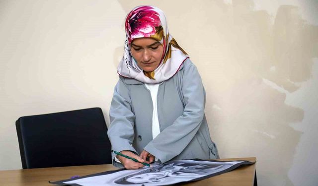 Kas güçsüzlüğü engel olamadı: Çizdiği resimleri görenler inanamıyor