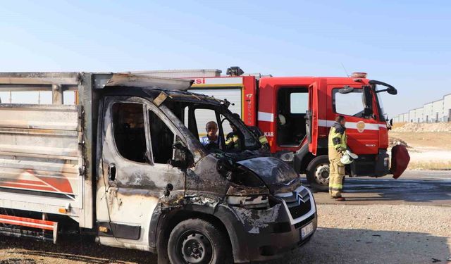 Kasasındaki atık malzemeler tutuşan kamyonet yanarak demir yığınına döndü
