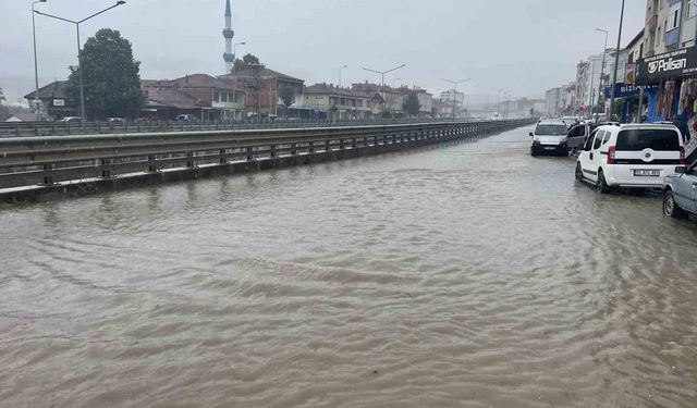 Kavak'ta sağanak yağış etkili oldu: Yollar göle döndü
