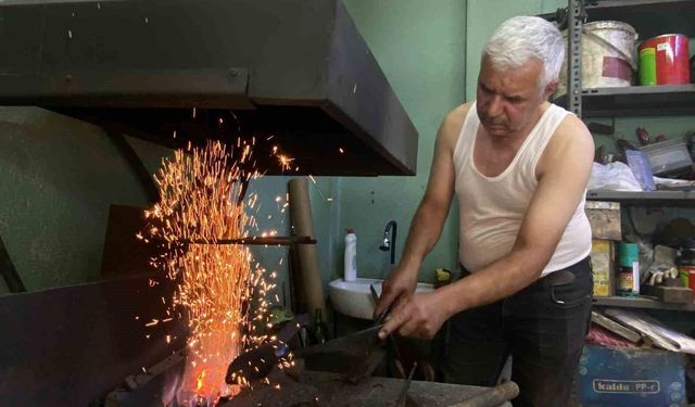 Kavuran sıcaklarda, 60 derecelik atölyede üretimden vazgeçmiyor