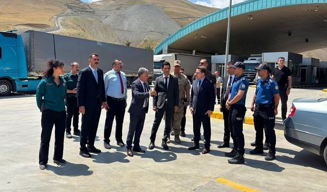 Kaymakamı Volkan Hülür, Esendere Sınır Kapısı'nda incelemelerde bulundu