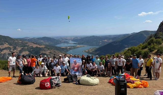 Kazada hayatını kaybeden paraşüt pilotu Bayram Kurt gökyüzünde anıldı