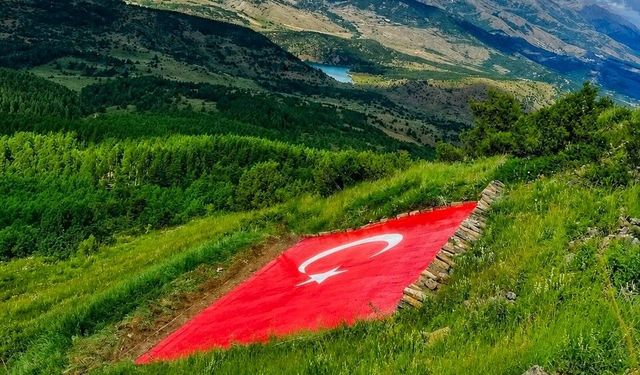 Kelkit Vadisi'nin simgesi dev Türk bayrağı yenilendi